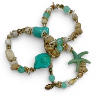 Bracelet bohème chic Hypnochic en perles fantaisie turquoise et ivoire avec charms coquillage et étoile de mer – collection Marée Dorée