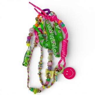 Sautoir téléphone bohème Hypnochic vert et rose avec crocodile brodé, perles fantaisie et smiley – collection Pop Jungle Karma