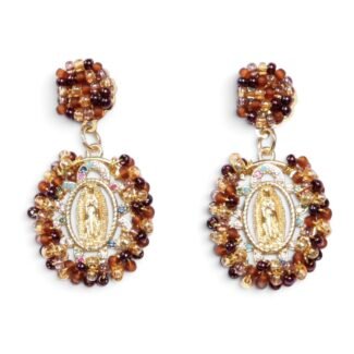 Boucles d’oreilles Marie Rosario Terre de Feu, médaille de la Vierge dorée entourée de perles brunes, ambrées et dorées