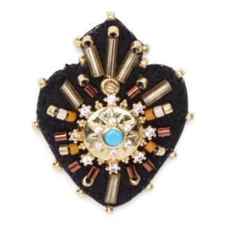 Broche Julia ex-voto en feutrine noire, brodée de perles dorées, avec motif central bleu turquoise